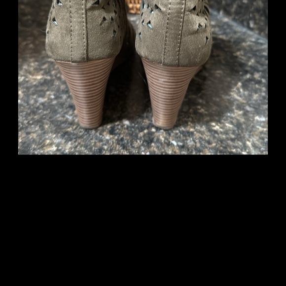 Lot American Eagle Yellow Slingback Wedge Sandals
Lace-Up Peep Toe Ankle Wedges - Picture 7 of 8